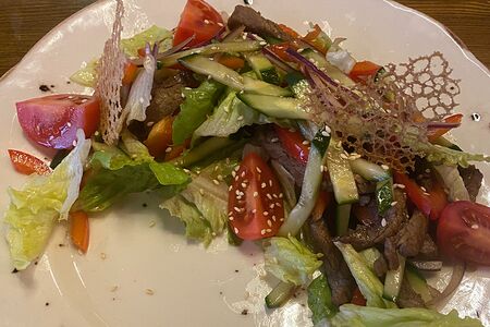 Теплый салат с говядиной