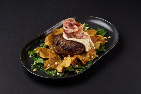 Рубленая котлета с припущенным шпинатом