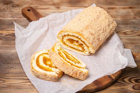 Рулет бисквитный с абрикосом