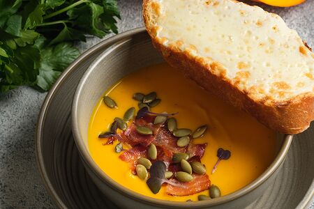Тыквенный крем-суп с чипсами из бекона