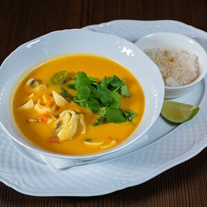 Том Ям с креветками и кальмаром