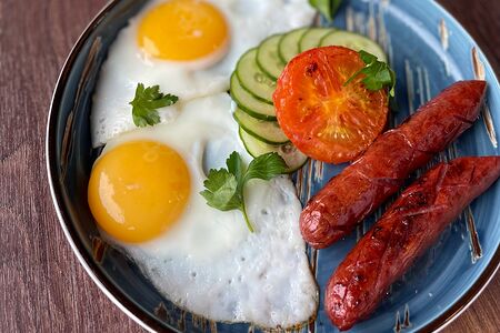 Глазунья с колбасками