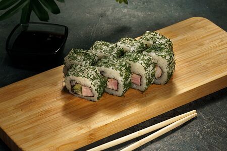 Ролл с беконом в укропе