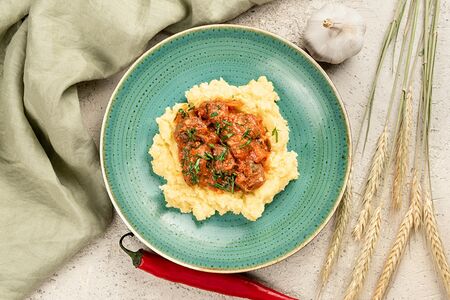 Говяжий гуляш с картофельным пюре