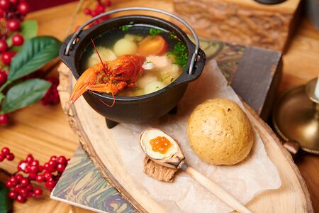 Фирменная уха из трех видов рыбы с красной икрой и вареным раком