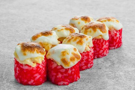 Запеченный ролл Креветка-моцарелла