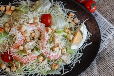 Салат Цезарь с креветками