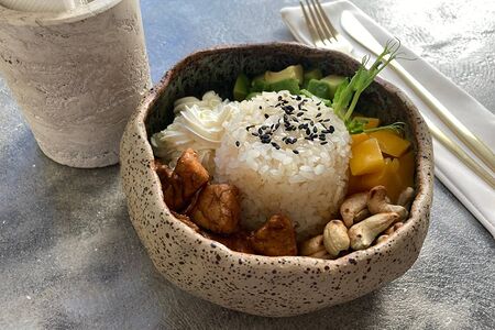 Боул с жареным лососем и манго