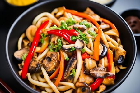 Удон с цыпленком и овощами