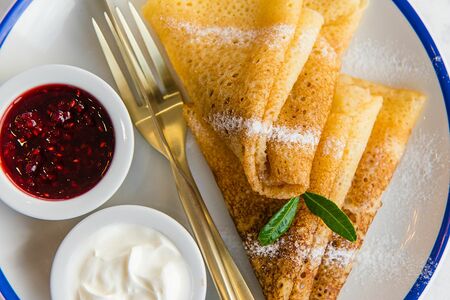 Блины со сметаной и вареньем