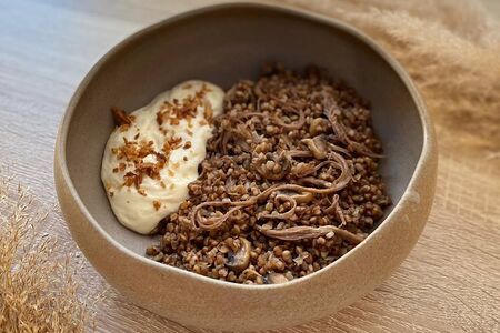 Гречка с томленой говядиной и муссом пармезан