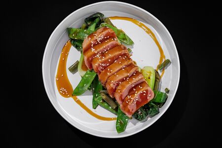 Стейк из тунца, маринованный в пряном соусе