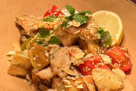 Тёплый салат с баклажаном и курицей