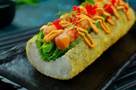 Хот-дог со свежим лососем