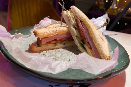 Сэндвич со свиным окороком