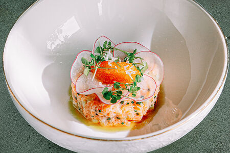 Тартар из морской форели, огурец, икра сига