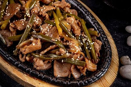 Свинина со стрелками чеснока