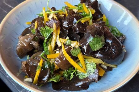 Салат из черных древесных грибов муэр