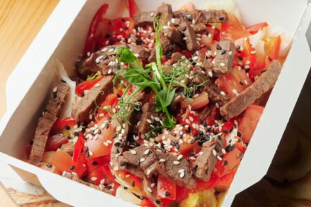 Салат с говядиной, томатами и болгарским перцем