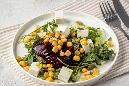 Запеченная свекла с сыром Фета, кукурузой и зеленью