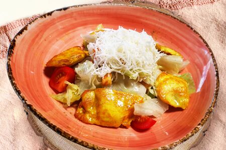 Салат Цезарь с курицей
