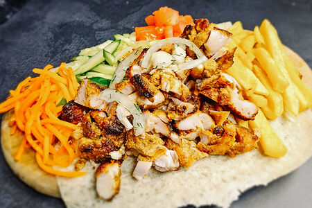 Шаверма на тарелке со свининой