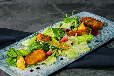 Микс сочной зелени, жареный камамбер, клубника