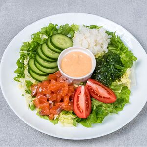 Боул с семгой, свежими овощами и пикантным соусом