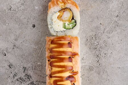 Ролл с опалённым лососем и соусом тогараши