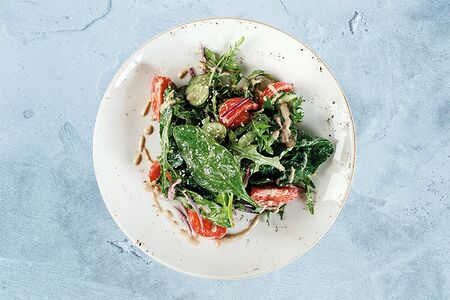 Салат с овощами и ореховым соусом