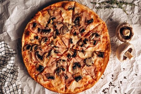 Пицца с ветчиной и грибами