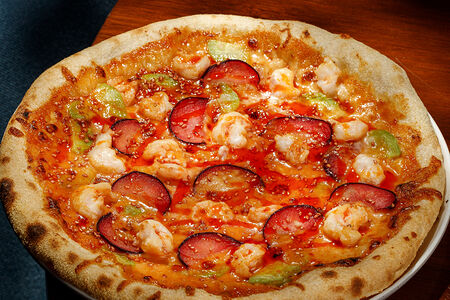 Пицца с креветками, сливой, кимчи и кунжутом