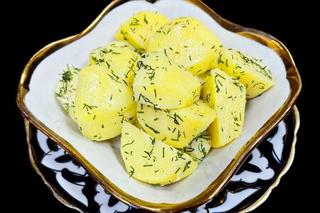 Отварной картофель с зеленью