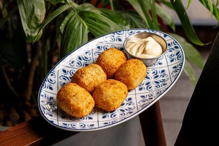 Рыбные крокеты с айоли из печеного чеснока