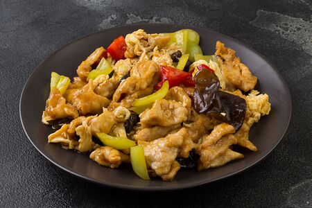 Свинина жаренная с грибами и яйцом