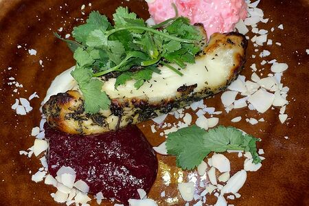 Жареный сыр халуми с клюквенным и имбирным соусом