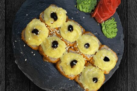 Запечённый ролл с угрём и лососем