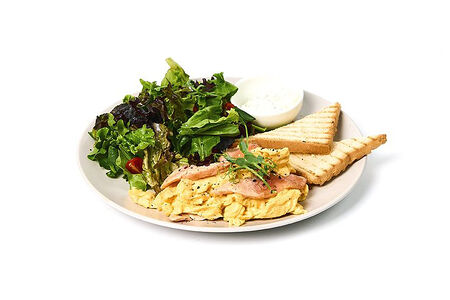 Скрембл из трех яиц с семгой