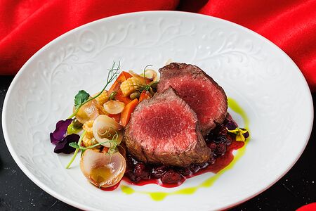 Филе миньон на соусе из брусники