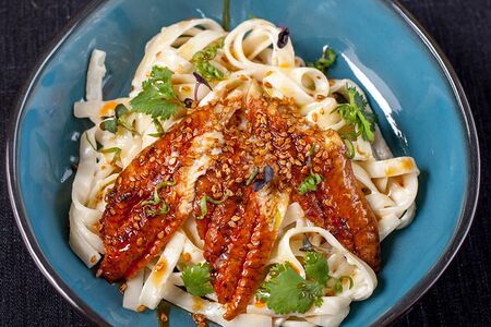 Лапша удон с угрем