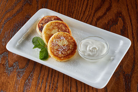 Домашние сырники со сметаной