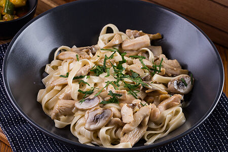 Лапша Вок с курицей в сливочном соусе