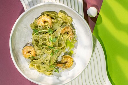 Фетучинни с соусом песто и креветками