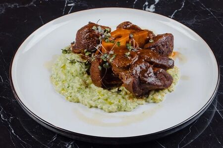 Оссобуко с ризотто и песто из петрушки