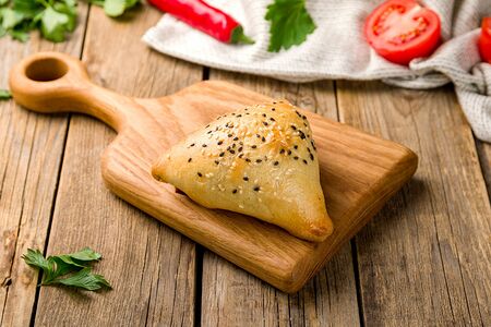 Самса с курицей из слоеного теста