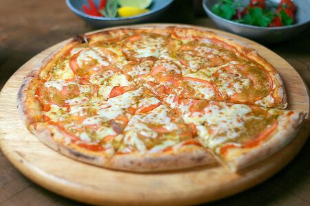 Пицца Маргарита с соусом песто