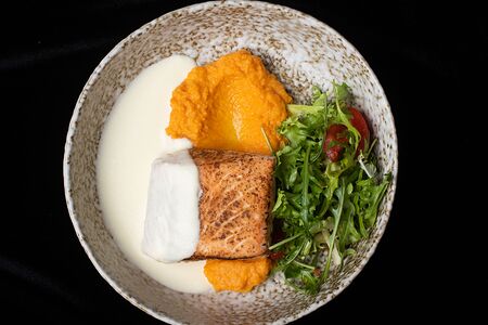 Семга с имбирно-морковным пюре