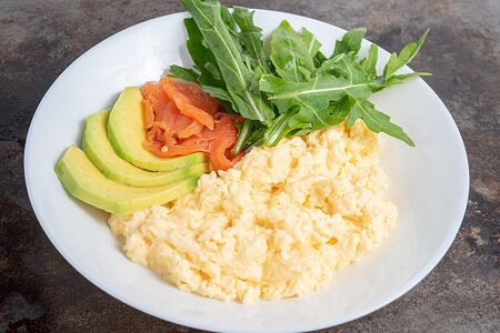 Скрэмбл лосось-авокадо