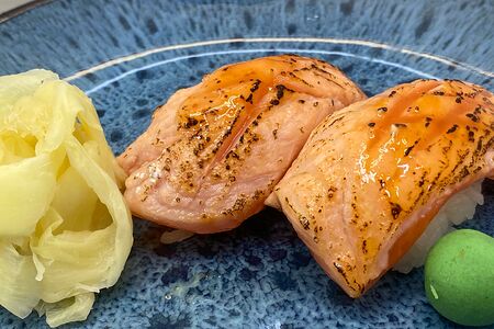 Суши с опаленным лососем