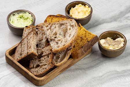 Хлебная корзинка с маслом